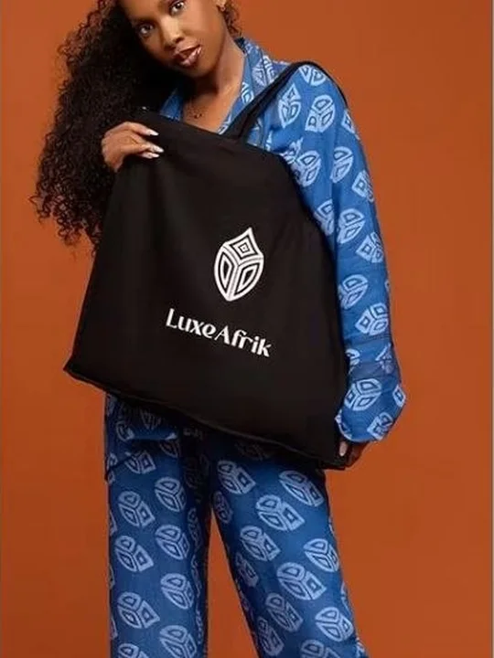 LuxeAfrik Shopper Bag, porté avec le Thea set