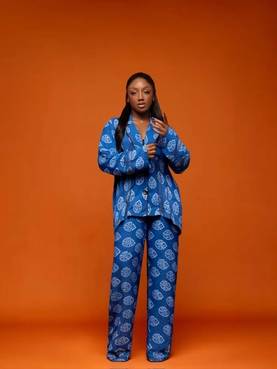 Thea set, chemise et pantalon bleu roi imprimés de l’emblème LuxeAfrik